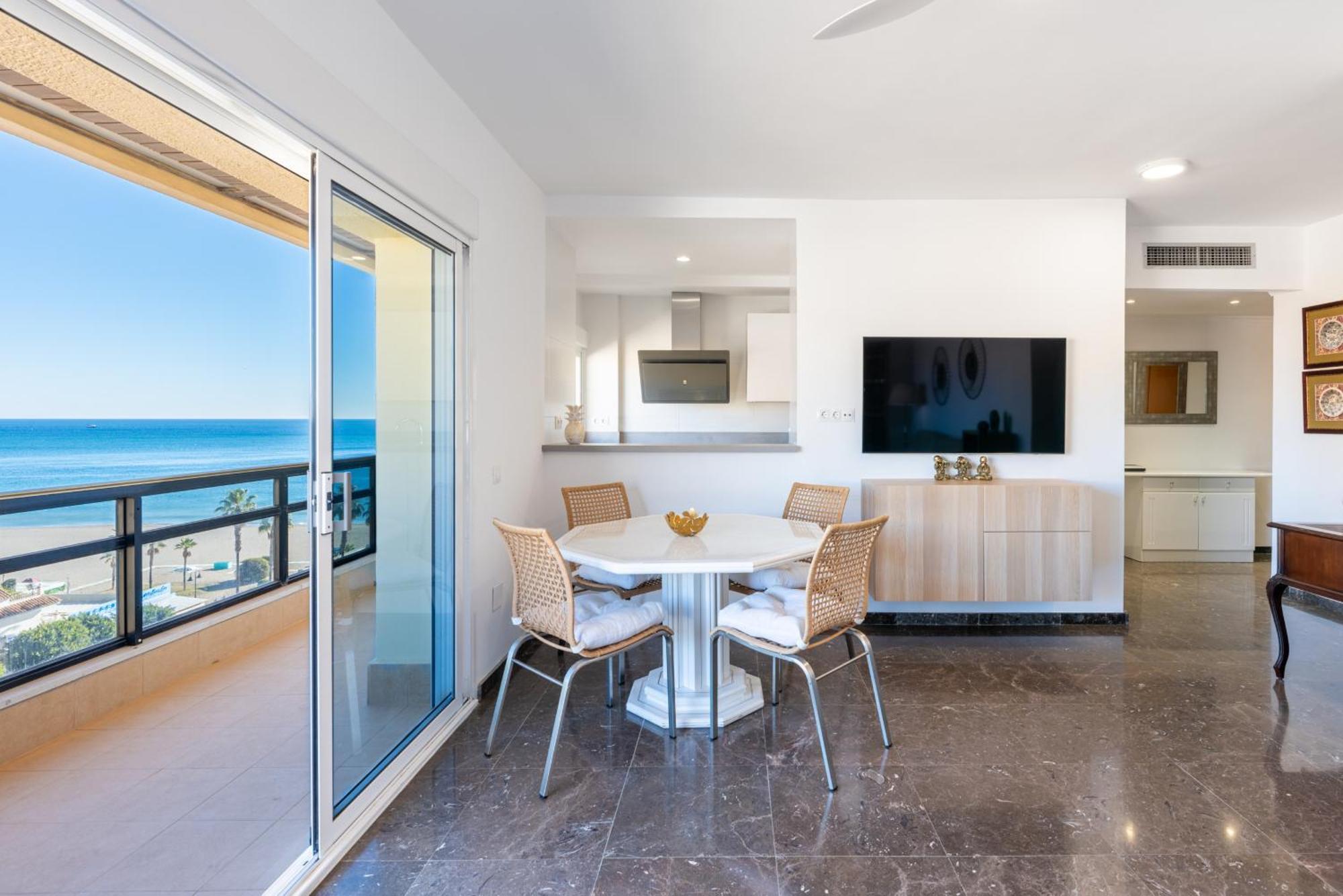 Apartament La Carihuela Beachfront Ii - Comfort, Style & Sea Views Torremolinos